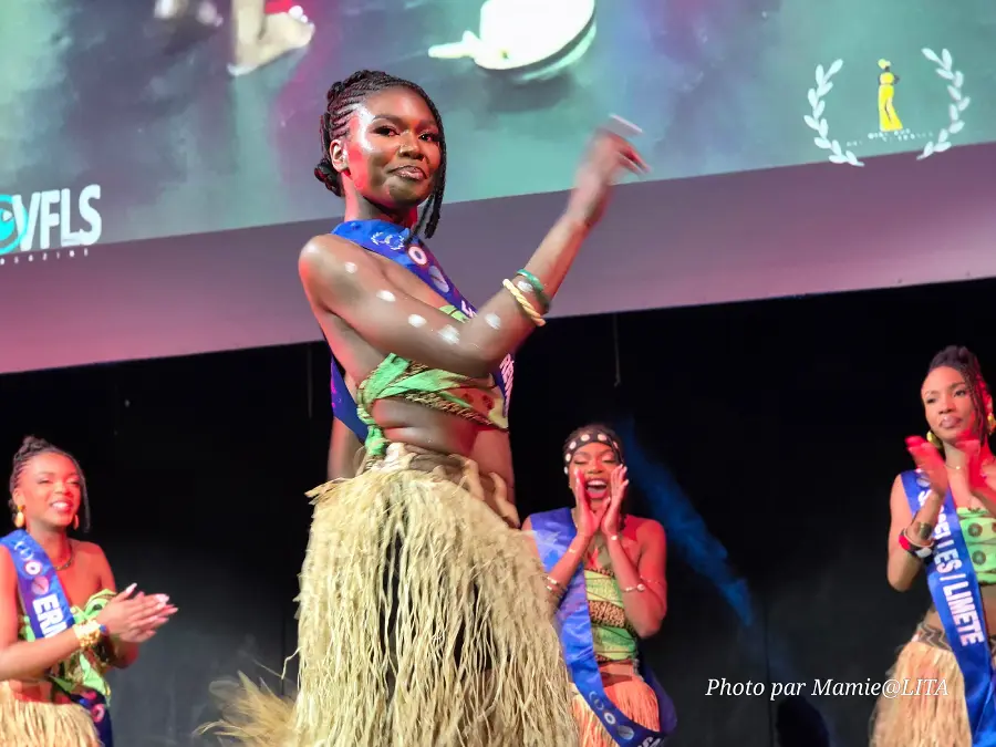 Pauline Monka, couronnée Miss RDC Diaspora France 2026 lors de la finale à Gennevilliers, affichant son écharpe officielle devant le public.