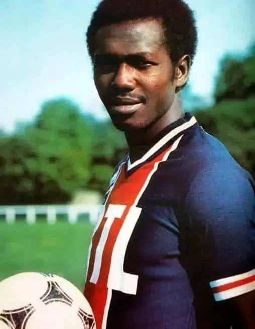 Nambatingue Toko sous le maillot du Paris Saint-Germain, célébrant un but historique au Parc des Princes.