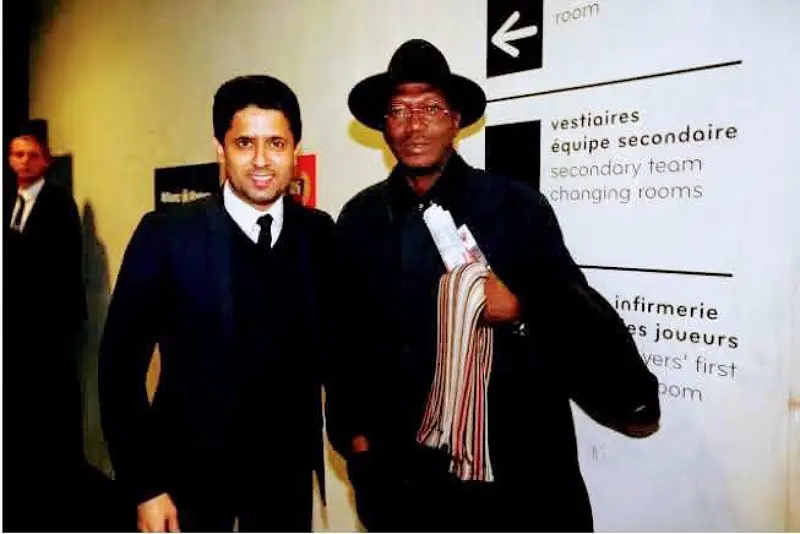 Nambatingue Toko sous le maillot du Paris Saint-Germain, célébrant un but historique au Parc des Princes.