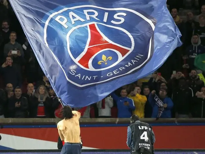 Nambatingue Toko sous le maillot du Paris Saint-Germain, célébrant un but historique au Parc des Princes.