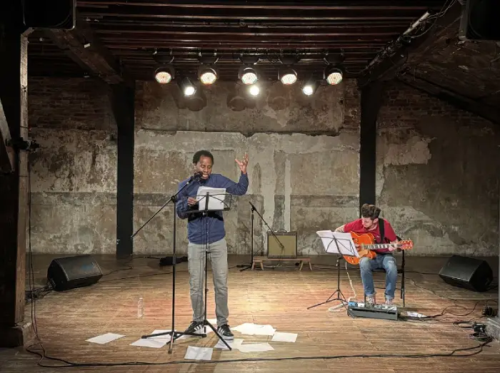 Performance théâtrale de Hakim Bah au Lavoir Moderne Parisien illustrant la mémoire historique de la Guinée.