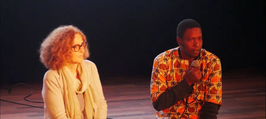 Le réalisateur Thierno Souleymane Diallo lors de la projection de son film au Louxor à Paris, symbole de la quête du patrimoine cinématographique guinéen.