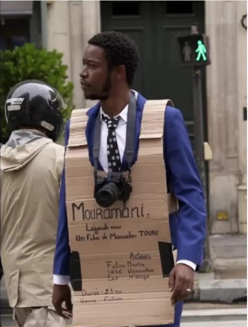 Le réalisateur Thierno Souleymane Diallo lors de la projection de son film au Louxor à Paris, symbole de la quête du patrimoine cinématographique guinéen.