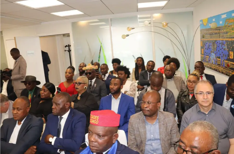 Couverture de l'un des premiers numéros d'Ébène Magazine, prés de30 d'archives et d'actualité africaine.