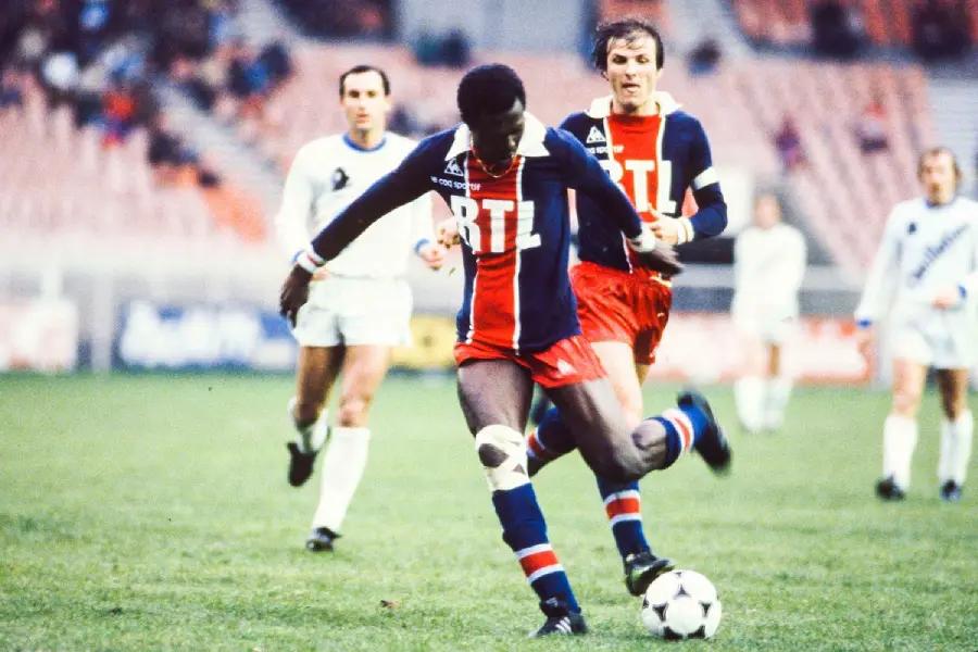 Nambatingue Toko sous le maillot du Paris Saint-Germain, célébrant un but historique au Parc des Princes.