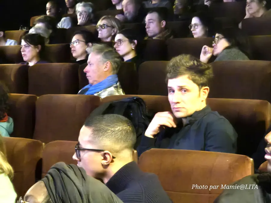 Dans le cadre prestigieux de la salle du Louxor à Paris, le réalisateur Thierno Souleymane Diallo répond<br />
aux interrogations d'un public captivé par son épopée documentaire.