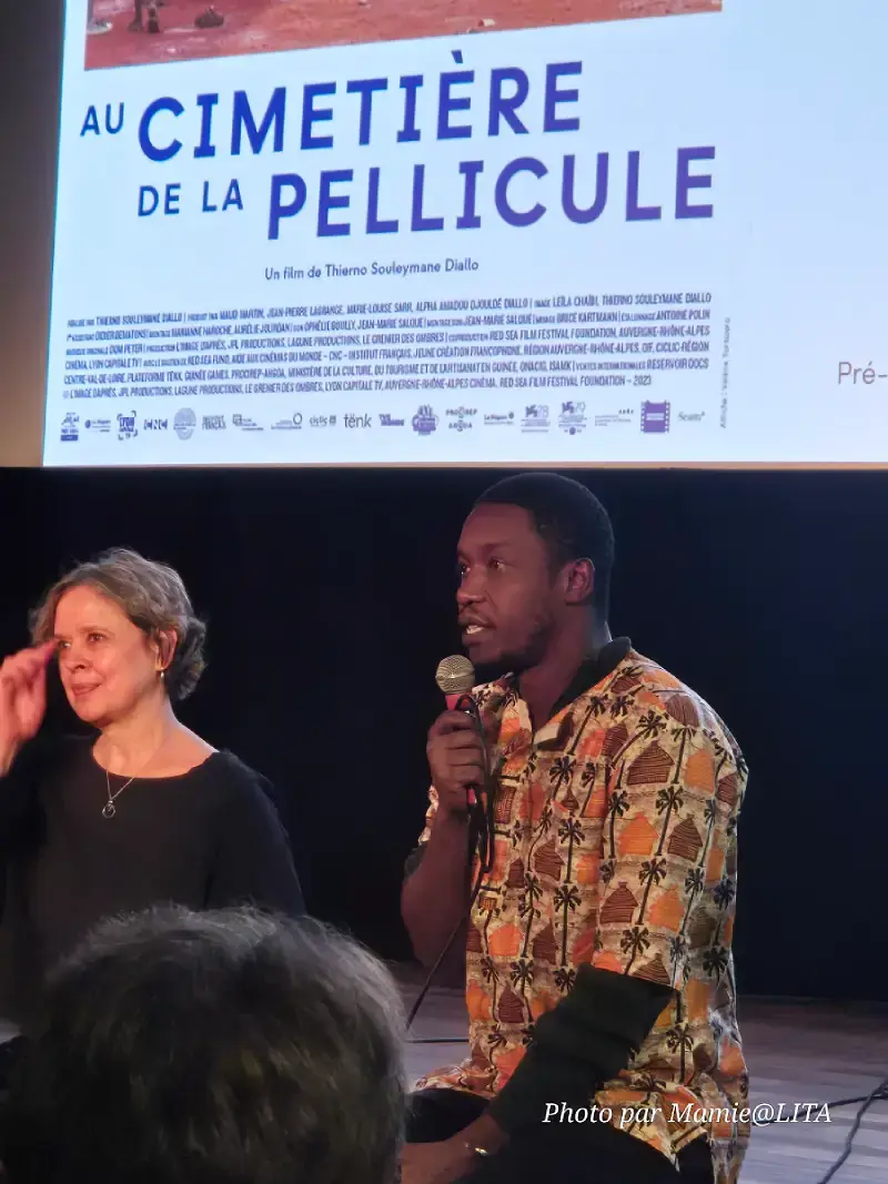 Dans le cadre prestigieux de la salle du Louxor à Paris, le réalisateur Thierno Souleymane Diallo répond<br />
aux interrogations d'un public captivé par son épopée documentaire.
