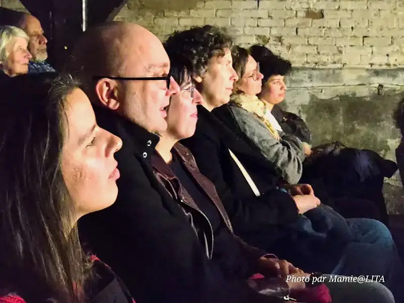 les visages des spectateurs témoignent de l'impact de la conférence d'Elara Bertho.