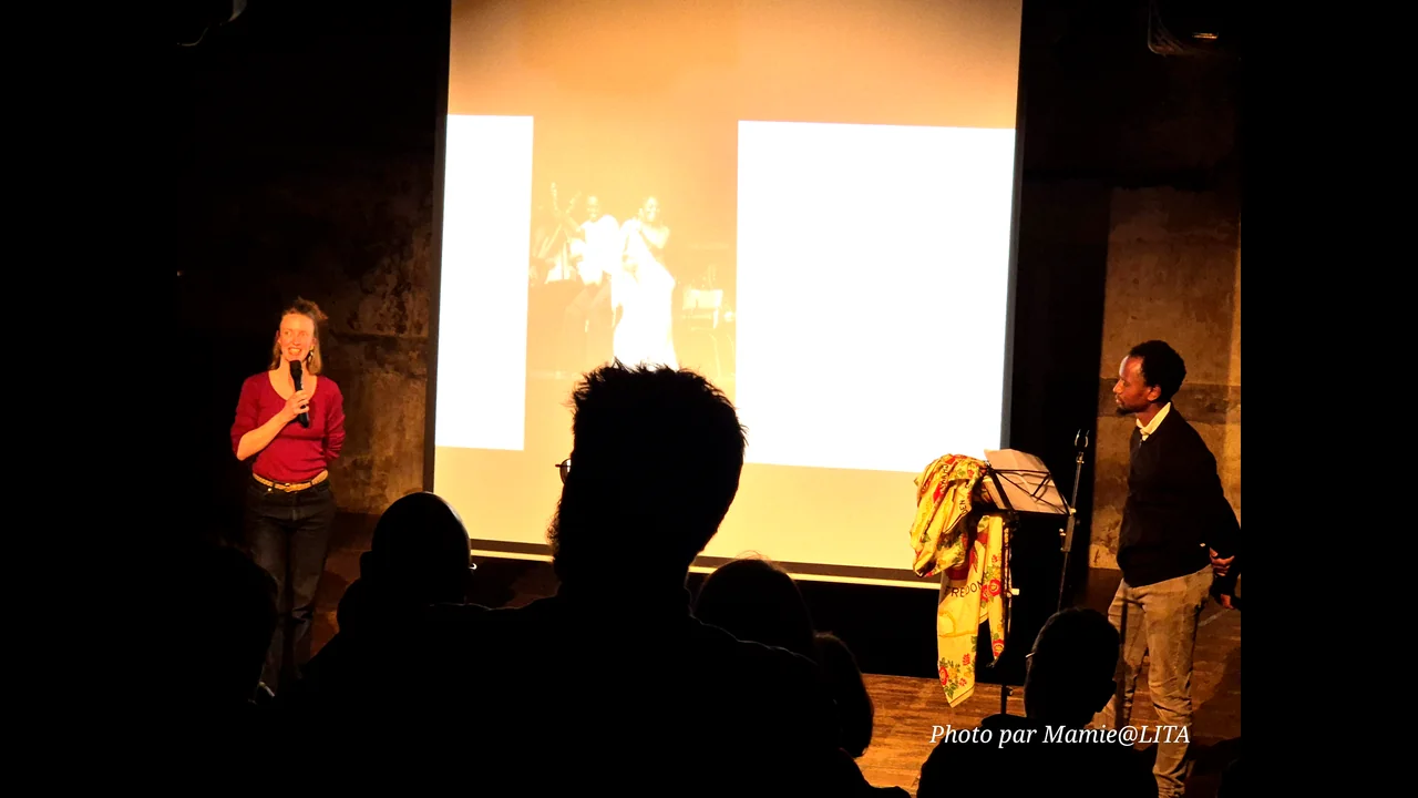 Entre archives et incarnation : Elara Bertho et son co-conférencier Hakim Bah, artisans d'une mémoire retrouvée.