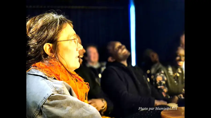 Un public diversifié et recueilli, témoignant de la profondeur universelle du spectacle « L’Étranger »