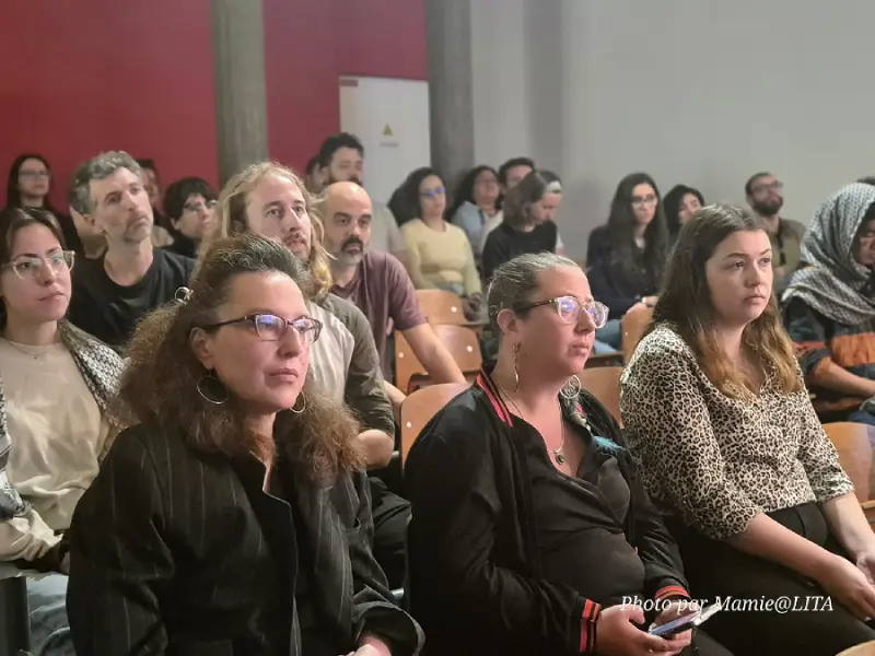 Le public suit le cycle de conférences, marquant l'intérêt pour les nouvelles méthodologies de recherche portées par les peuples autochtones.