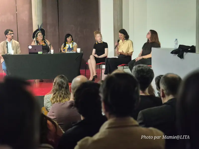 Les intervenantes exposent leurs recherches devant les participants, transformant l'université en un espace de réaffirmation ethnique.