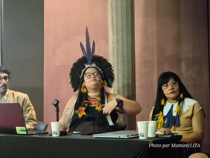 Caroline Sousa Arapiun et Edilene Alves Munduruku écoutent les questions de l'auditoire pour approfondir le débat sur la décolonisation des savoirs.