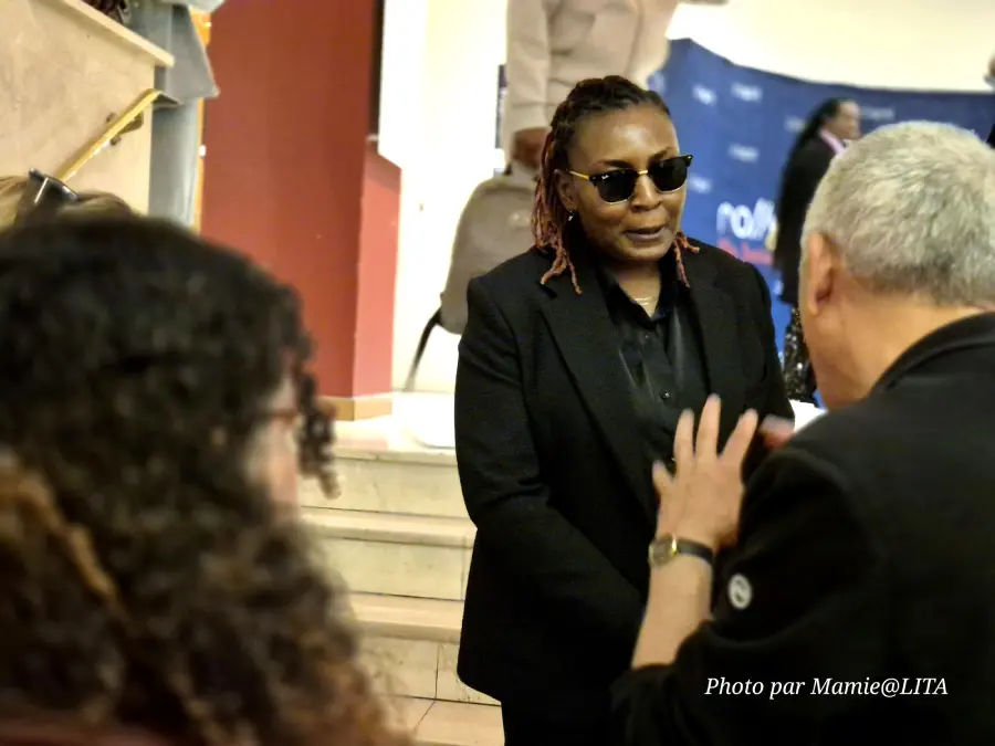 Pauline Monka, couronnée Miss RDC Diaspora France 2026 lors de la finale à Gennevilliers, affichant son écharpe officielle devant le public.