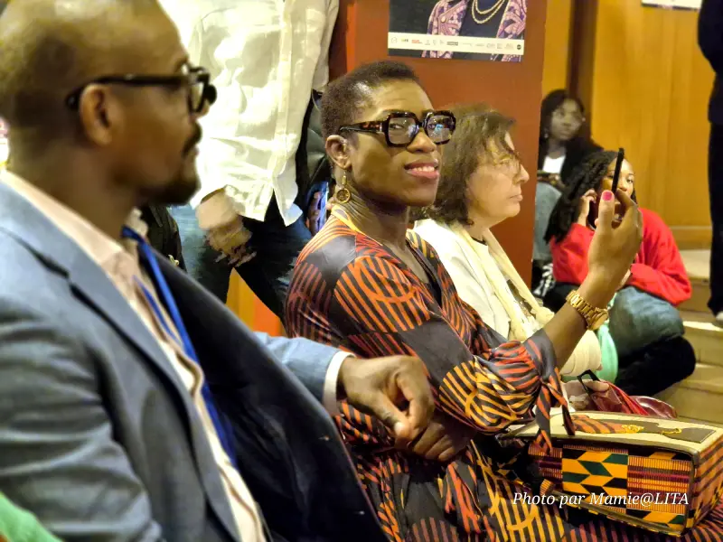Pauline Monka, couronnée Miss RDC Diaspora France 2026 lors de la finale à Gennevilliers, affichant son écharpe officielle devant le public.