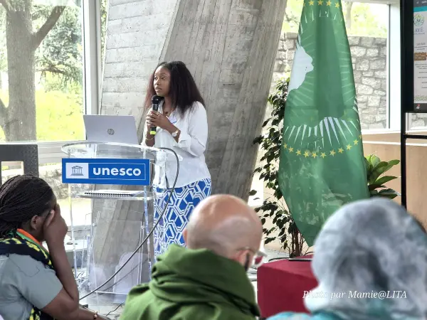 Pauline Monka, couronnée Miss RDC Diaspora France 2026 lors de la finale à Gennevilliers, affichant son écharpe officielle devant le public.