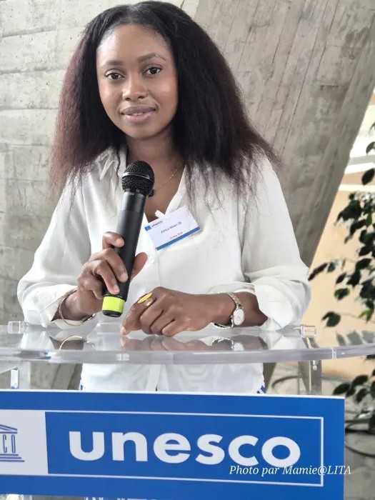 Portrait d'Aminata Bomba, secrétaire adjointe de l'association Élite, présentant le projet de phytoépuration lors de son interview avec Ébène Magazine à Paris.