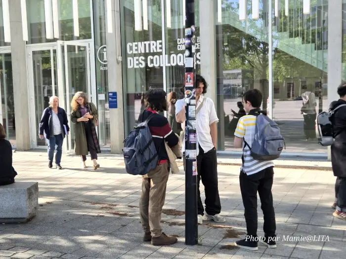 : Étudiantes de la diaspora échangeant à la sortie du séminaire sur l'histoire coloniale au Campus Condorcet à Aubervilliers.