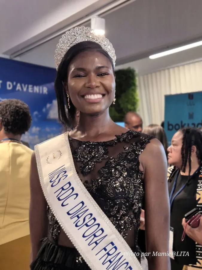 Pauline Monka, couronnée Miss RDC Diaspora France 2026 lors de la finale à Gennevilliers, affichant son écharpe officielle devant le public.